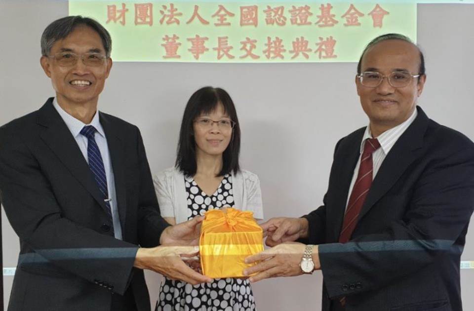 Ching Chang Lien (right), new president, Chung Lin Wang (left), outgoing president, Jing Yu Jiang (middle), handover supervisor and managing supervisor for handover