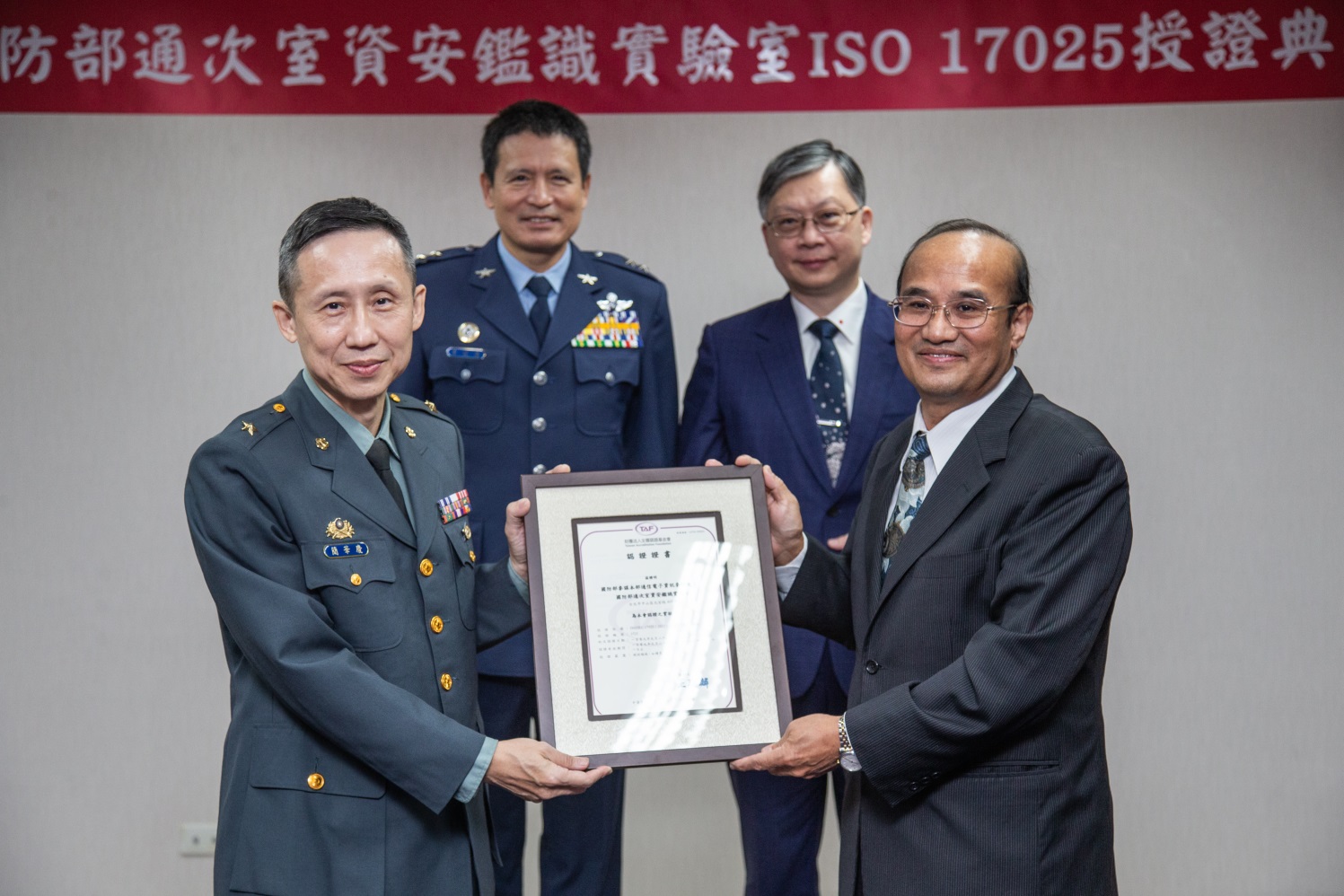 The Office of Assistant Chief of the General Staff for Communications Electronics and Information, Ministry of National Defense receiving “ISO/IEC 17025 International Certification” from President Lien of TAF