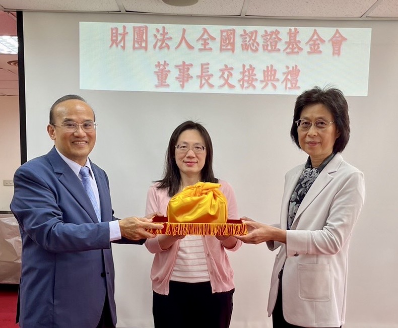 (右)新任董事長陳怡鈴(左)卸任董事長連錦漳(中)監交人常務監察人吳雅嫺 (右)新任董事長陳怡鈴(左)卸任董事長連錦漳(中)監交人常務監察人吳雅嫺