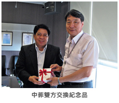 中菲雙方交換紀念品