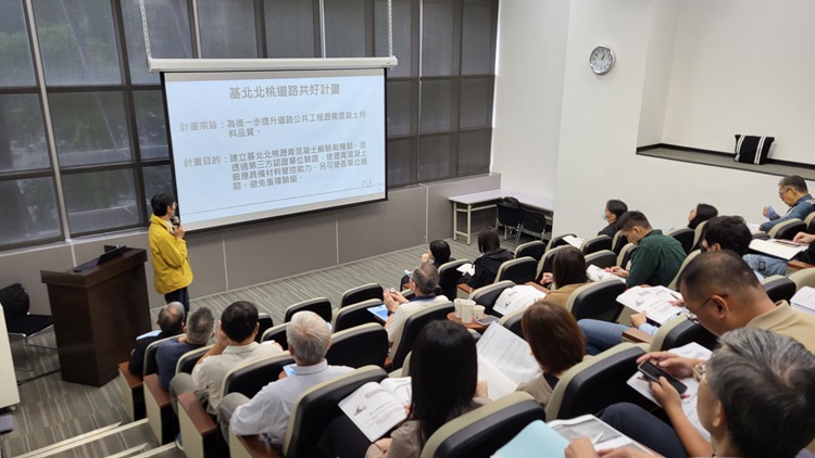 楊朝福股長說明基北北桃瀝青混凝土驗廠運用介紹。