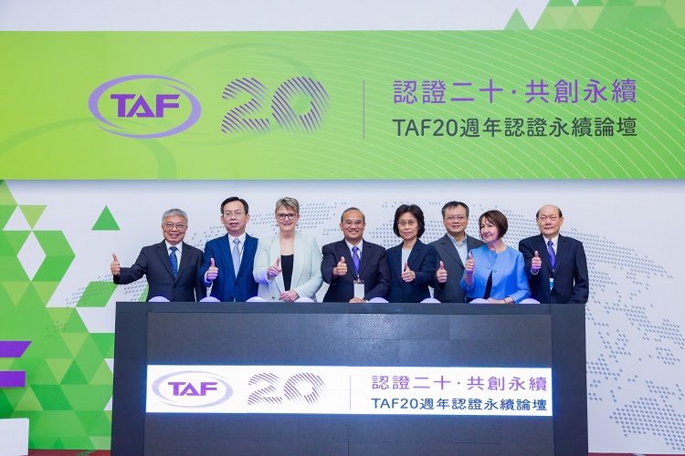 TAF 20週年認證永續論壇開幕儀式(圖左至右：北科大王錫福校長、民航局林國顯局長、APAC珍妮佛主席、TAF連錦漳董事長、 標檢局陳怡鈴局長、職安署鄒子廉署長、PCA露西納總監、南亞塑膠林豐欽資深副總)