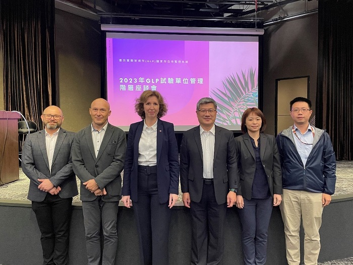 圖一、於2023年GLP試驗單位管理階層座談會與BCS局長Dr. Agnieszka Dudra(左三)、處長Dr. Mariusz Godala(左二)及GLP查核員Dr. Marek Ubraniak(左一)等貴賓合影。